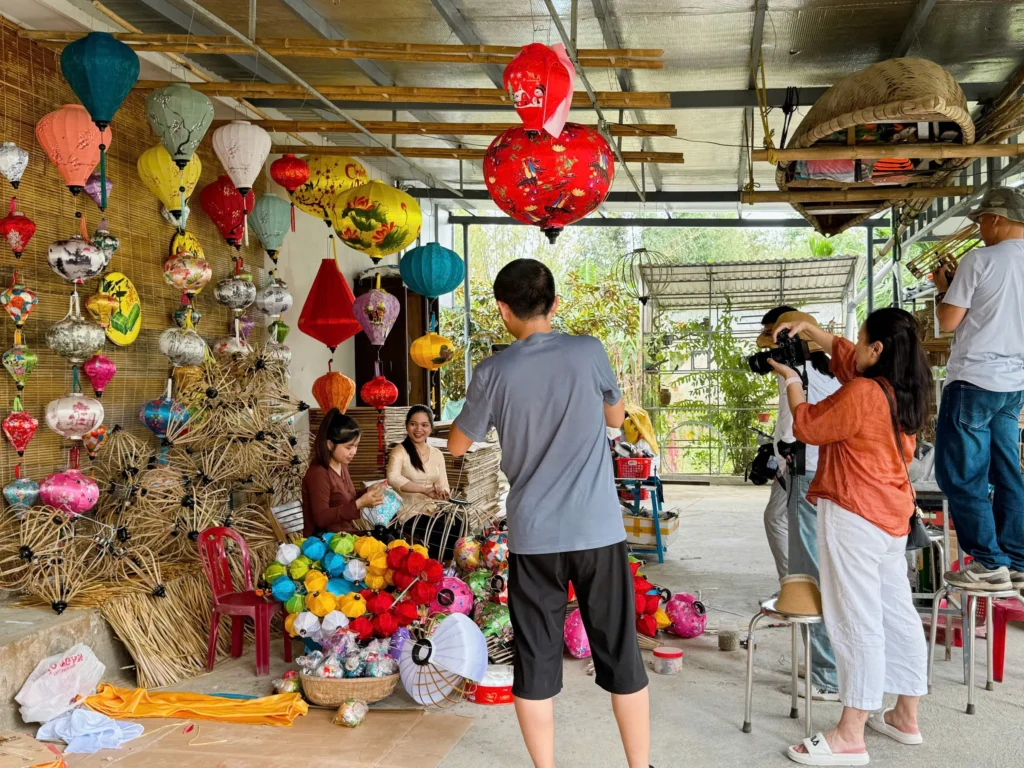 Tour làm đèn lồng