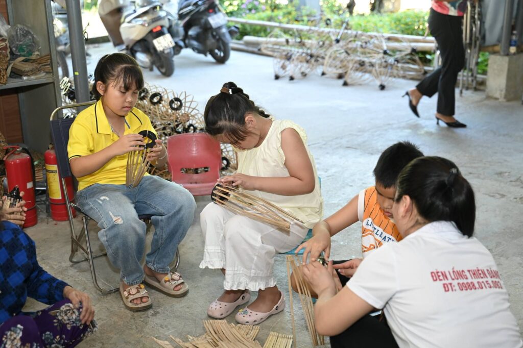tour làm đèn lồng