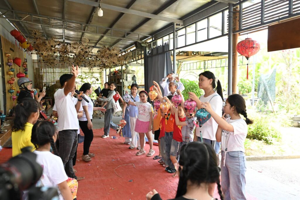 tour làm đèn lồng
