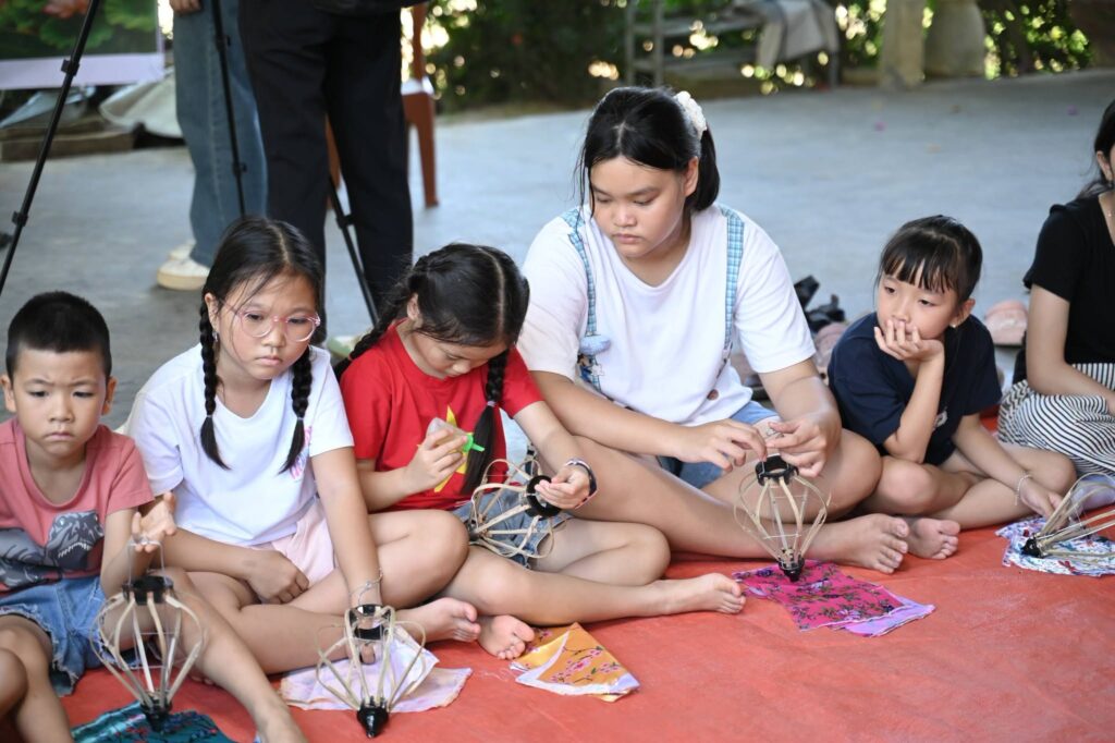 tour làm đèn lồng