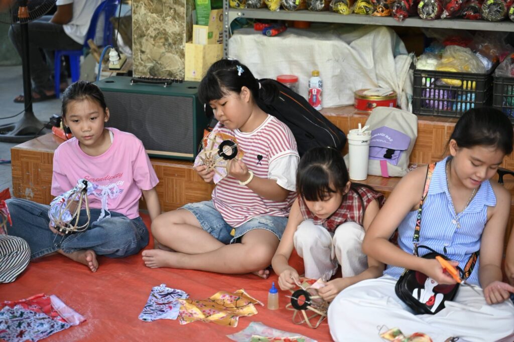 tour làm đèn lồng